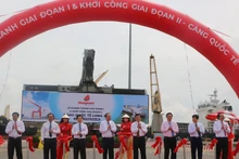 Phó Thủ tướng Thường trực Chính phủ Trương Hòa Bình cùng lãnh đạo các bộ, ngành Trung ương, lãnh đạo tỉnh Long An cắt băng khánh thành Cảng quốc tế Long An giai đoạn 1.