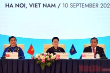 Chủ tịch Quốc hội Nguyễn Thị Kim Ngân chủ trì họp báo. Ảnh: DUY LINH