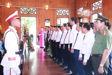 Đoàn đại biểu tỉnh Nghệ An thắp hương, dâng hoa tưởng niệm Chủ tịch Hồ Chí Minh tại Khu Di tích quốc gia đặc biệt Kim Liên. Ảnh: THÀNH DUY