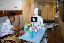 Robot Mitra được sử dụng để giúp bệnh nhân mắc Covid-19 có thể giao tiếp với người thân của họ.
