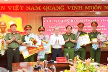 Chủ tịch UBND tỉnh Phan Ngọc Thọ tặng Bằng khen cho hai tập thể, ba cá nhân đạt thành tích xuất sắc và thưởng nóng Ban chuyên án 50 triệu đồng.