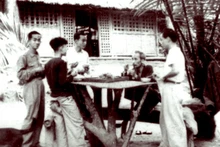 Bác Hồ với các nhà điện ảnh tại chiến khu Việt Bắc. (Ảnh: TL)