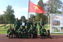 Đội tuyển Huấn luyện chó nghiệp vụ nhận các giải thưởng tại lễ bế mạc cuộc thi. Ảnh: NGUYỄN SÁNG