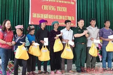 Đại diện đoàn công tác tặng quà các gia đình đồng bào Hà Nhì, xã Sín Thầu tích cực tham gia bảo vệ đường biên cột mốc.