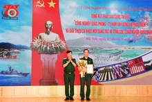 Trung tướng Nguyễn Mạnh Hùng, Chính ủy Tổng cục CNQP trao giải cho tác giả có tác phẩm đoạt Giải nhất cuộc thi viết.