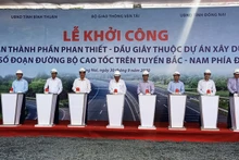 Phó Thủ tướng Trương Hòa Bình và lãnh đạo các bộ, ngành, địa phương dự lễ phát động khởi công dự án.