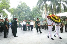 Nguyên Chủ tịch nước Trương Tấn Sang và các đồng chí lãnh đạo tỉnh tham gia lễ truy điệu và an táng hài cốt liệt sĩ.