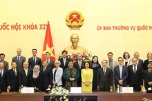Đồng chí Tòng Thị Phóng chụp ảnh lưu niệm với các Đại sứ, Trưởng đại diện cơ quan ngoại giao các nước ASEAN, quan sát viên AIPA và khách mời nước chủ nhà trước thềm Đại hội đồng AIPA 41.