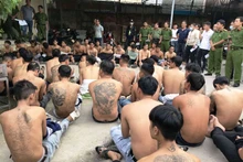 Lực lượng công an bắt giữ các đối tượng.