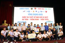 Đội 20 Plus UTC, Đại học Giao thông vận tải, nhận giải Nhất (Ảnh: Ban tổ chức).