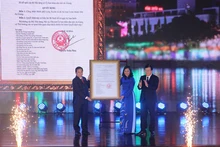 Phó Thủ tướng Trịnh Đình Dũng trao quyết định của Thủ tướng Chính phủ công nhận TP Long Xuyên là đô thị loại 1.