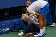 Djokovic đánh bóng trúng cổ họng một trọng tài. (Ảnh: USTA)
