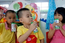 Những ngày đầu năm học mới thêm vui với các em học sinh vì được uống sữa với các bạn