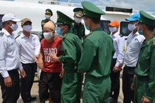 Cán bộ, chiến sĩ Bộ đội Biên phòng tỉnh Bình Thuận đón các ngư dân bị nạn được đưa từ Phú Quý vào đất liền ngay sau khi tàu cập cảng Phan Thiết.