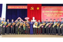 Lãnh đạo tỉnh Vĩnh Long tặng hoa chúc mừng Hội đồng trường ĐH SPKT Vĩnh Long vào sáng 6-9. 