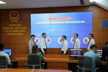 Đại diện lãnh đạo tỉnh Hòa Bình và Tập đoàn VNPT nhấn nút khai trương Trung tâm giám sát, điều hành đô thị thông minh.