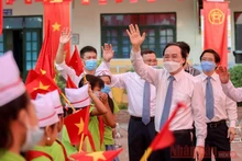 Bộ trưởng GD-ĐT Phùng Xuân Nhạ trong ngày khai giảng tại Trường tiểu học Đan Phượng 