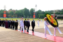 Các đồng chí lãnh đạo, nguyên lãnh đạo Đảng, Nhà nước đặt vòng hoa và vào Lăng viếng Chủ tịch Hồ Chí Minh. Vòng hoa của đoàn mang dòng chữ: “Đời đời nhớ ơn Chủ tịch Hồ Chí Minh vĩ đại".