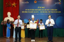 Trao thưởng cho các thí sinh đoạt giải Kỳ thi Kỹ năng nghề quốc gia tại Hội đồng thi Bộ Văn hóa, Thể thao và Du lịch (Ảnh: Anh Nguyễn).