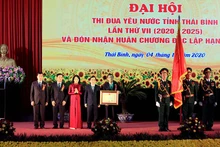 Phó Chủ tịch nước Đặng Thị Ngọc Thịnh trao Huân chương Độc lập hạng Nhất cho cho Đảng bộ, chính quyền và nhân dân tỉnh Thái Bình