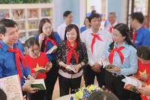 Các đồng chí đại diện lãnh đạo các bộ, ngành và địa phương cùng đại biểu "Cháu ngoan Bác Hồ" năm 2020 tham quan Công trình măng non.