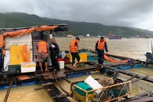 Mực nước biển dâng cao ảnh hưởng đến việc tìm kiếm ngư dân mất tích.