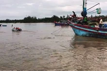 Lực lượng chức năng tập trung tìm kiếm hai nạn nhân còn lại.