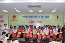 Biểu dương và tặng quà các em học sinh tiêu biểu người dân tộc thiểu số hoàn cảnh khó khăn.