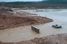 Vỡ cống xả trên thân đập Cát Bầu (Duy Phú, Duy Xuyên).
