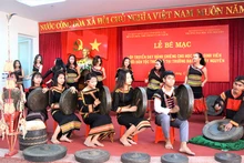 Một lớp dạy đánh cồng chiêng cho sinh viên người DTTS  Trường Đại học Tây Nguyên. 