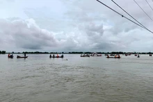 Lực lượng chức năng tìm kiếm hai nạn nhân bị lũ cuốn tử vong.