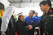 Một trong những hoạt động tại các địa phương chịu ảnh hưởng của mưa lũ nhằm hưởng ứng chương trình "San sẻ yêu thương" do T.Ư Đoàn phát động.