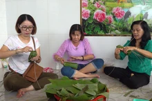 Chị em phụ nữ gói bánh tét gửi ra vùng lũ.