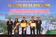 Lãnh đạo huyện Tháp Mười đón nhận quyết định của Thủ tướng Chính phủ công nhận huyện đạt chuẩn NTM.