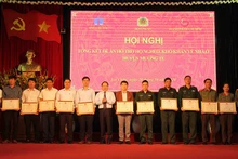 Đại diện lãnh đạo tỉnh Lai Châu trao Bằng khen cho các tập thể, cá nhân có thành tích xuất sắc trong thực hiện Đề án.