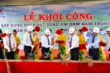 Các đại biểu thực hiện nghi thức khởi công dự án.