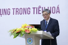 GS, TS Đào Văn Long - Chủ tịch hội đồng quản lý Viện Nghiên cứu và Đào tạo Tiêu hóa, Gan mật phát biểu tại hội nghị.