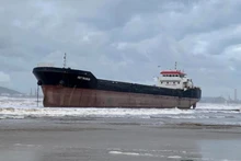 Tàu Việt Thuận 09 mắc cạn, tấp sát bờ biển Khe Hai, xã Bình Thạnh, thuộc vùng biển cảng Dung Quất.