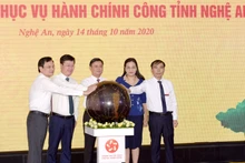 Bấm nút khai trương Trung tâm. 