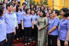 Phó Chủ tịch nước Đặng Thị Ngọc Thịnh gặp mặt các nữ công chức tiêu biểu của ngành Kiểm sát nhân dân. Ảnh: TTXVN
