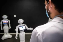 Robot "lên ngôi" ra sao trong thời Covid-19?