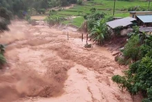 Một người bị lũ cuốn ở huyện Trạm Tấu, tỉnh Yên Bái.