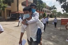 Đôi bạn đã 10 năm cõng nhau đến trường. (Ảnh: Báo LĐ)