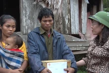 Đại diện lãnh đạo MTTQ VN tỉnh Quảng Bình thăm, động viên gia đình nạn nhân.