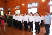 Thủ tướng Chính phủ dâng hoa, thắp hương tại Khu di tích Kim Liên.