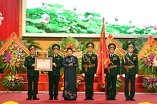 Chủ tịch Quốc hội Nguyễn Thị Kim Ngân trao Huân chương Độc lập hạng Ba tặng Báo Quân đội nhân dân.