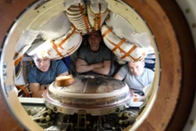 Phi hành gia Chris Cassidy của NASA và các phi hành gia Anatoli Ivanishin và Ivan Vagner của Roscosmos trên tàu vũ trụ Soyuz MS-16 trước khi rời khỏi trạm vũ trụ ngày 21-10. Ảnh: NASA.