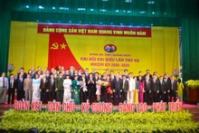 Đồng chí Võ Văn Thưởng, Ủy viên Bộ Chính trị, Trưởng Ban Tuyên giáo T.Ư và đồng chí Nguyễn Hòa Bình, Bí thư T.Ư Đảng, Chánh án Tòa án nhân dân tối cao tặng hoa chúc mừng BCH Đảng bộ tỉnh Quảng Ngãi khóa 20, nhiệm kỳ 2020-2025.