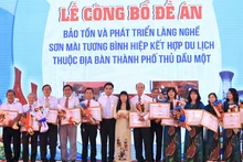 Biểu dương, khen thưởng các nghệ nhân, cá nhân, cơ sở đã góp phần bảo tồn, phát triển làng nghề sơn mài.