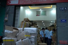Lực lượng chức năng kiểm tra kho hàng nghi nhập lậu. 